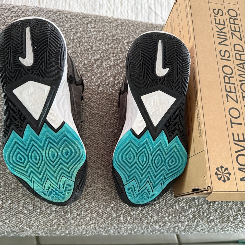 Nike Kyrie 8 Orca Youth Basketball Shoes Size 5Y NWT - Picture 11 of 14